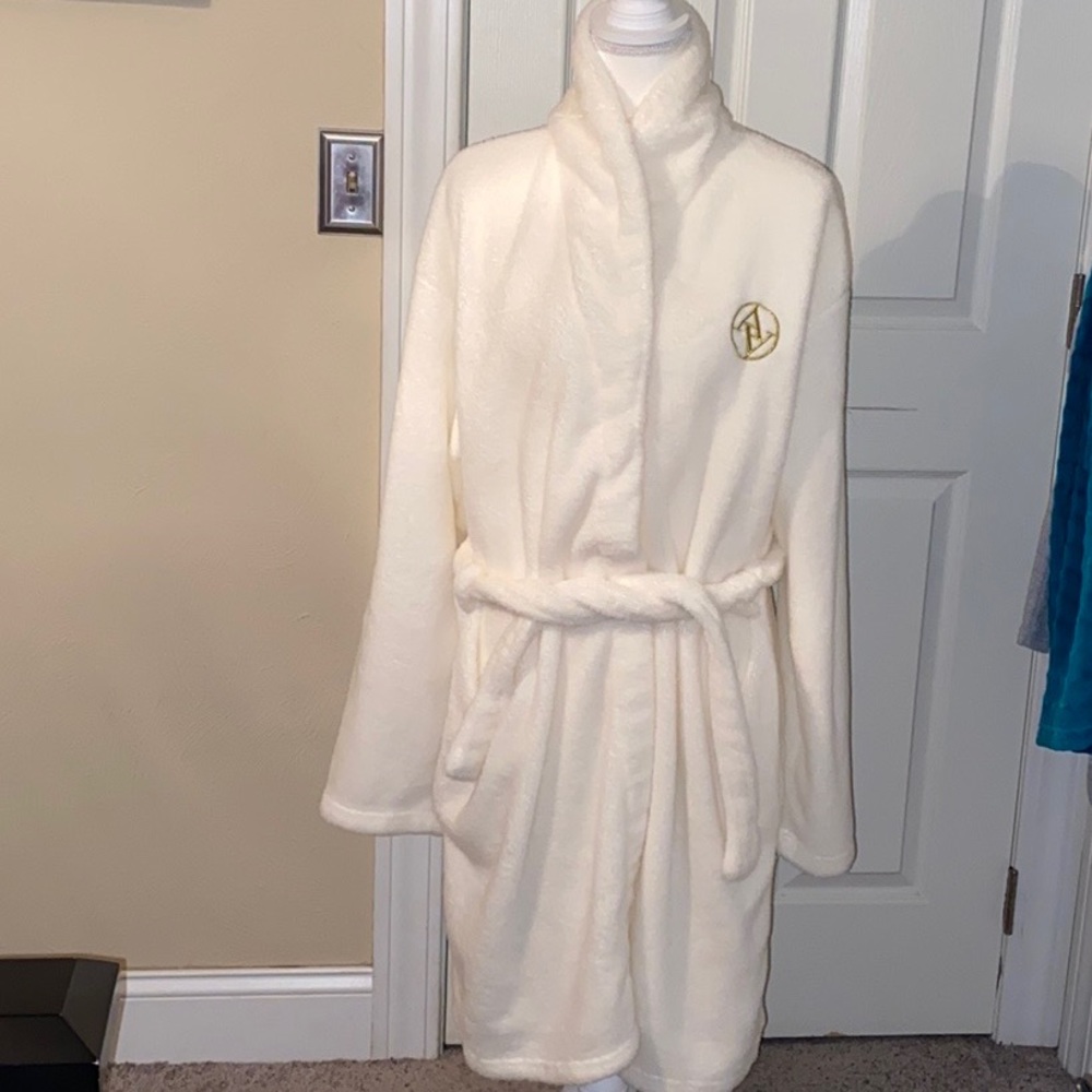 ⭐️ Adrienne Vittadini Robe ⭐️